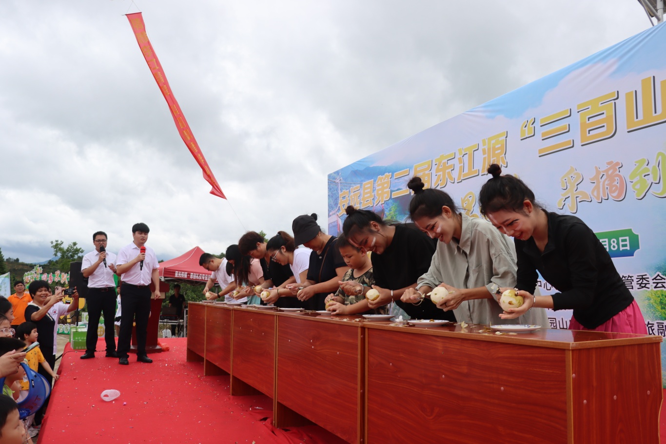 图4吃梨比赛.JPG